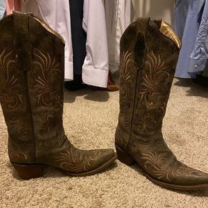 Beautiful well made cowgirl boots!